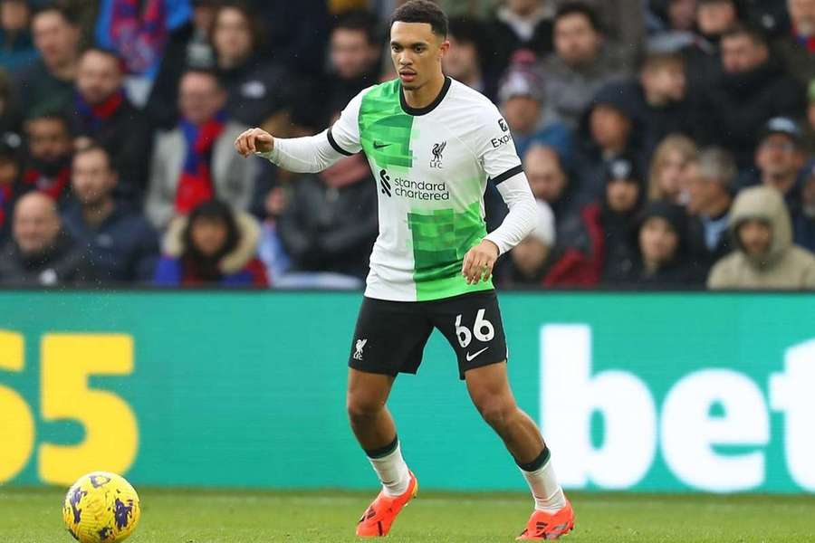 Liverpool right-back Alexander-Arnold expresses dissatisfaction following Slot hook chat