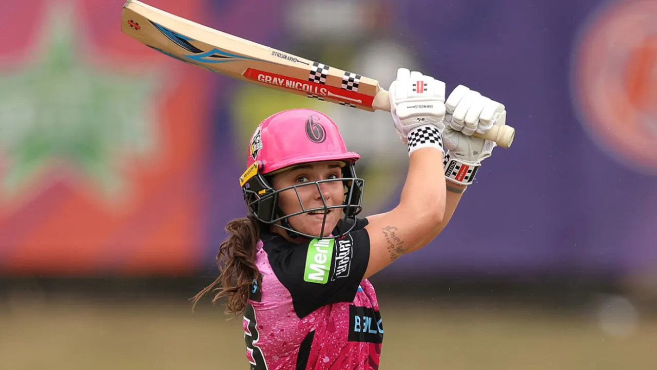 Amelia Kerr shines for Sydney Sixers in return from injury